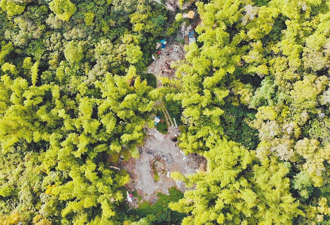 高雄环保局透过空拍机搜证，逮获石男恶劣焚烧建筑废弃物的恶行。（高市环保局提供／袁庭尧高雄传真）
