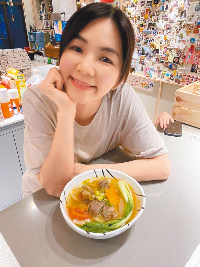 Ella日前半夜贴心下厨做消夜，老公大讚美味。（十得私厨提供）