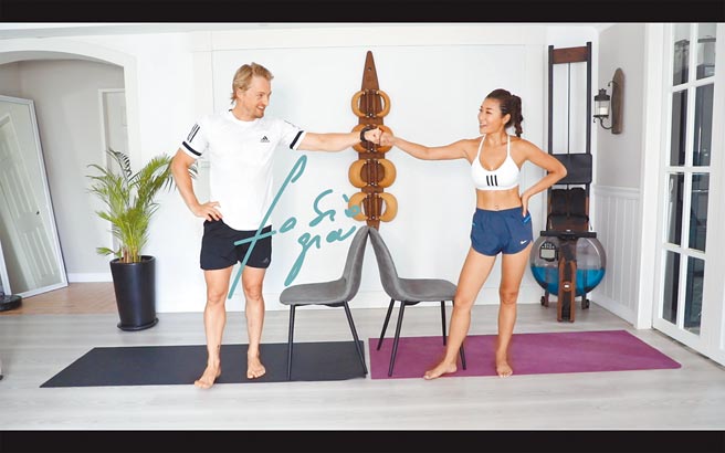 法比歐（左）和未婚妻Des一起示範健身動作。  （摘自影片）