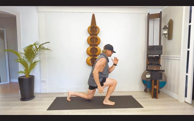 法比歐示範「交互跨步蹲跳」動作。（摘自影片）