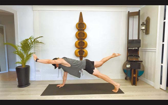 法比歐示範「俯姿平衡」動作。（摘自影片）