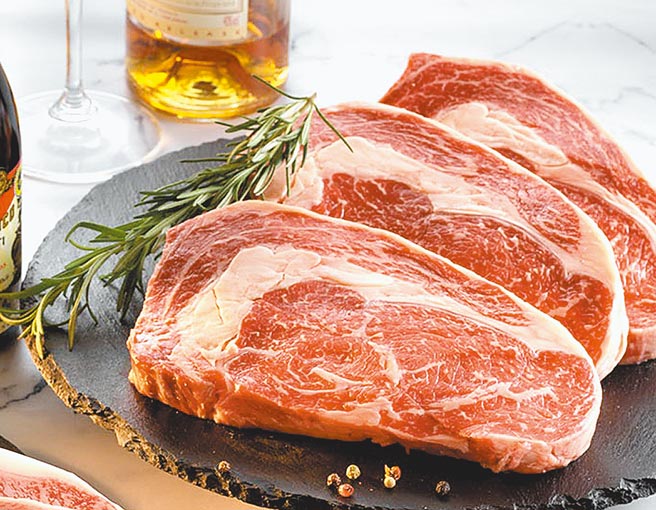 Breeze Super「美国Omaha牛排」，27日前首度8折起，依部位不同，100g价位在240元至288元间。（微风提供）