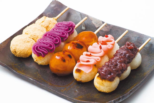 SOGO忠孝馆和风节初登场「三寿园团子糰子」，1串60元。（SOGO提供）