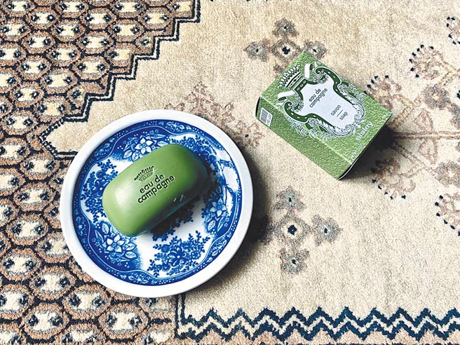 比漾广场beyond beyond 6月选题文章为「和植物一起度过生活的跌宕起伏」，邀旅居柏林的专栏作家许育华分享SISLEY香浴皂的迷人之处。（比漾广场提供）