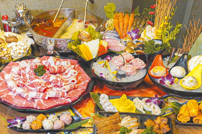 「问鼎」火锅主打6大御厨汤底与丰富食材。（问鼎提供）