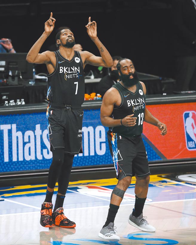 籃網在東區準決賽出局，但陣中兩大球星杜蘭特（左）、哈登宣布將代表美國出征東京奧運。（路透）