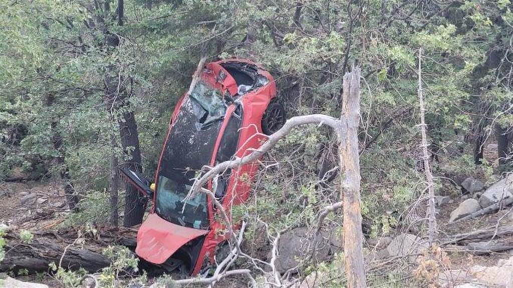 連人帶車墜 30 公尺深山谷也沒事！Tesla Model 3 五星安全沒吹牛，乘客輕傷自行脫困