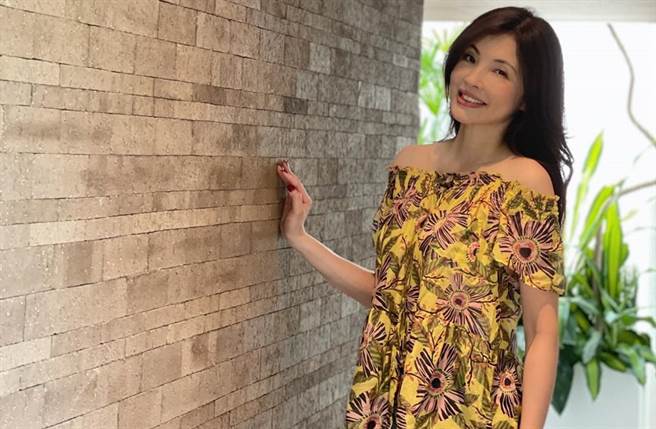 女星何如芸支持三级警戒延长，坦言比起做月子，防疫宅在家可是舒服多了。(翻摄自何如芸 Michelle Ho脸书)