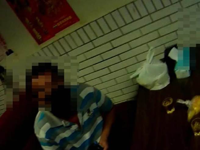 ▲桃园23日晚间又查获一起阿公店违规营业，负责人夏姓女子更辩称只是回来收垃圾，桃园警分局表示，因相关事证显示确有营业行为，警方已依规定移请裁处。（桃园分局提供／萧灵玺桃园传真）