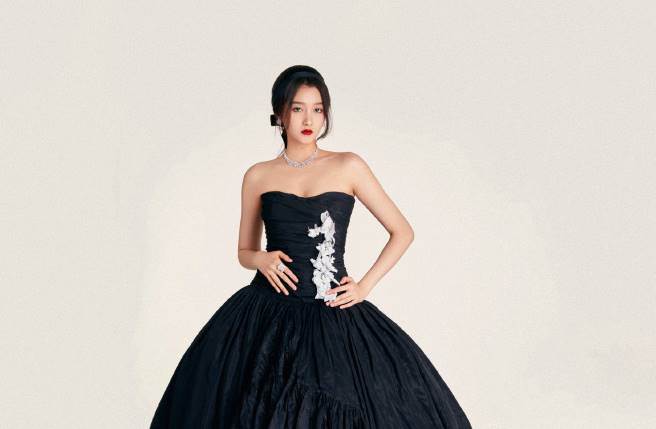 童星出身的关晓彤，拥有「国民闺女」的美名。（图／取材自关晓彤工作室微博）