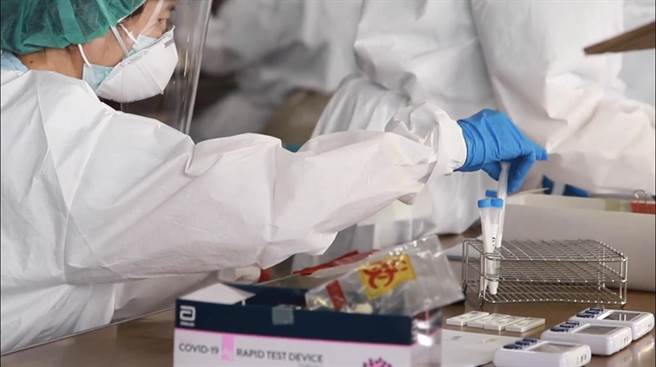 台中市府持續透過關懷措施，加強衛教宣導與防疫觀念等，將持續進行街友快篩工作。(台中市政府提供)