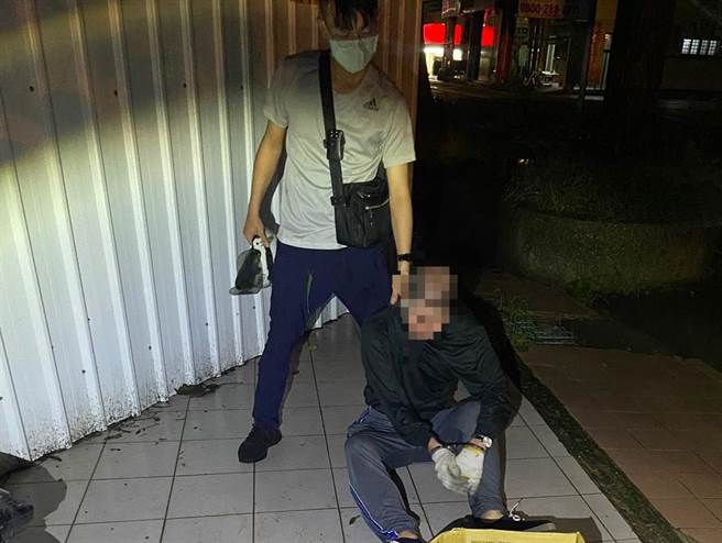 陈嫌犯案后缉捕，过程中遭遇顽强抵抗，造成所长林焕然右手掌受伤缝4针，陈嫌经侦讯后送办，已遭法官羁押。(戴志扬翻摄)

