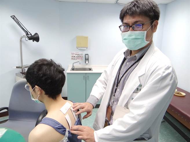 奇美醫學中心中醫部總醫師蕭坤元示範三伏貼。(奇美醫學中心提供／曹婷婷台南傳真)