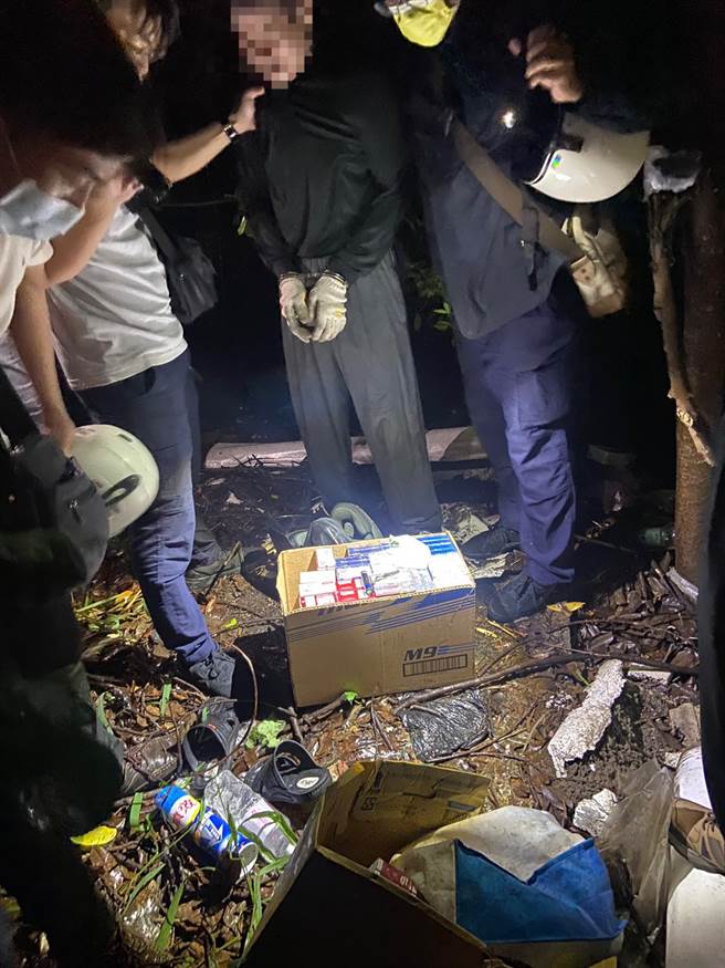 住宅惯窃偷走因疫情休业中的商家，遭警方逮捕。图片可见多包香菸。（戴志扬翻摄）