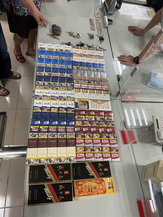 陈姓嫌犯偷走的22条香菸。（戴志扬翻摄）