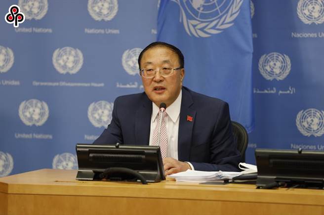 联大决议狗吠火车，中国驻联大代表张军吁各国坚决抵制和反击单边制裁。图为今年5月4日张军表示中国将认真履行5月联合国安理会轮值主席工作。（新华社）