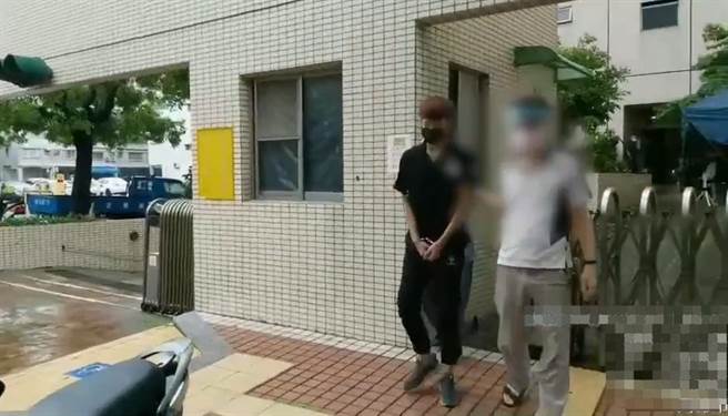 高市婦人遭假檢警老梗詐騙，面交30兩金飾給車手，警方逮捕黃姓車手送辦。（翻攝照片／石秀華高雄傳真）