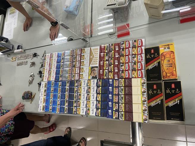 惯窃趁商家打烊后行窃，遭警方埋伏逮捕。（苗栗县警局提供／邱立雅苗栗传真）