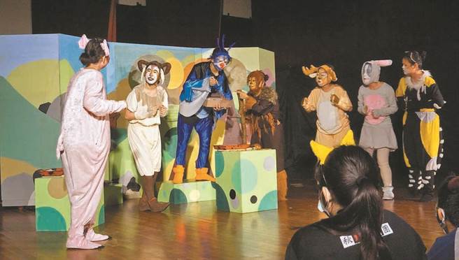 深耕偏鄉戲劇巡演的「秋野芒劇團」，近期因疫情影響而暫停演出。（東華大學提供／羅亦晽花蓮傳真）