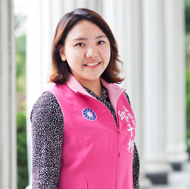 针对高市27家诊所获选施打疫苗，高市议员邱于轩接获爆料指出，遴选过程黑箱作业，没有公开核定的标准，有基层诊所向她投诉，质疑有诊所空间较狭小，恐怕无法符合防疫社交距离标准，造成群聚「塞车」。（翻摄邱于轩脸书）