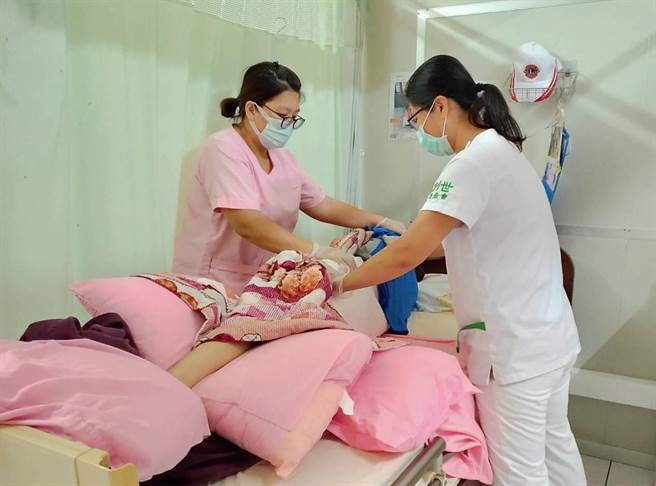 防疫警戒期，创世基金会嘉义院持续照顾植物人。（创世基金会嘉义院提供）