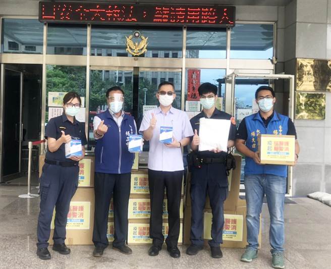 市议员杨正中（左二）非常重视员警执勤安全，积极号召热心企业及民眾一起来支持帮忙，捐赠最实用的防疫物资，让员警可以安心防疫，无后顾之忧。（民眾提供／陈世宗台中传真）