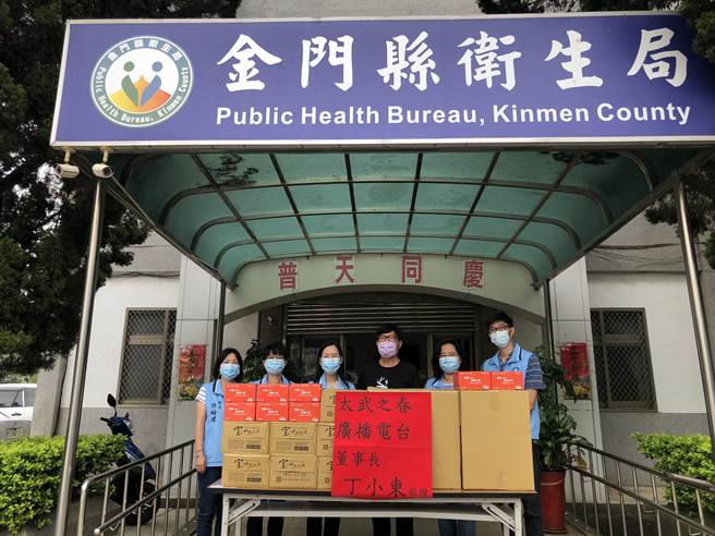 金門〈太武之春〉廣播電台董事長丁小東在7月擴大接種，全台防疫的關鍵時刻，再捐贈醫療級口罩5000片和礦泉水一批。（李金生攝）