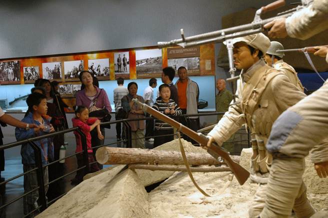 游客在徐蚌会战纪念馆参观。（新华社资料照片）