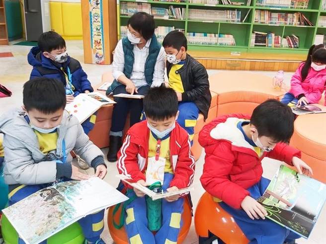 市长林右昌赠送世界文学大师艾瑞．卡尔的知名双语绘本，给2800名公私立幼儿园大班毕业生。（基隆市政府提供／陈彩玲基隆传真）