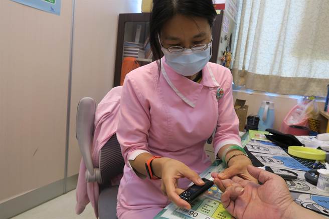 根据卫福部彰化医院数据显示，今年5月以糖尿病患者来讲，有高达21％的病患没有回诊，不持续服药的风险，恐怕比染疫风险还高。（彰化医院提供／吴建辉彰化传真）