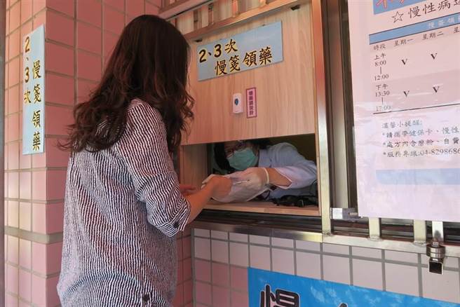 廖曜磐说，目前各医院都有视讯、电话诊疗的替代看诊方式，呼吁慢性病患者可以多加利用，彰化医院也有设置院外批挂区及药来速窗口，减少民眾到院内害怕有染疫风险。（彰化医院提供／吴建辉彰化传真）