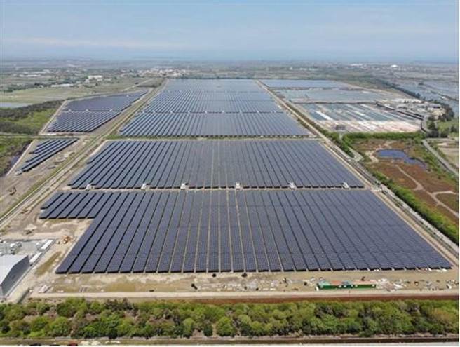 中兴电工2019年取得台糖七股土地建置太阳能光电厂及20年维运权，第一阶段先建置183MW，其中24日先完成南案67.85MW挂表，跨足进军太阳能产业第一步。（图／中兴电工提供）