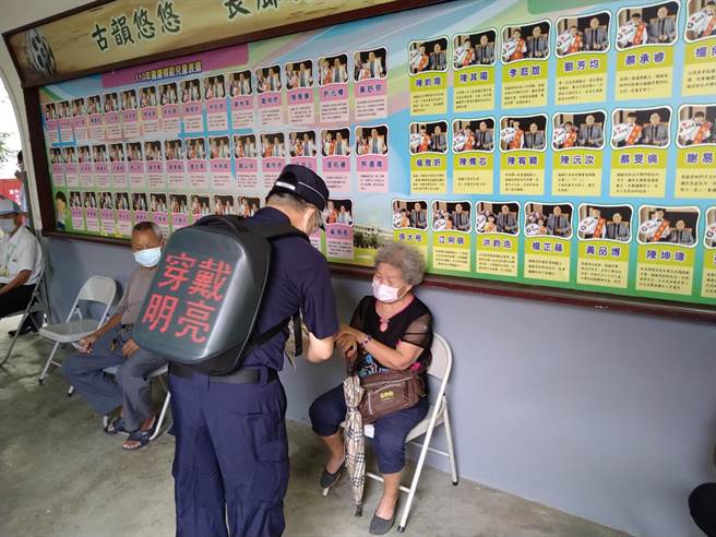 清水警分局今日前進快打站宣導交通安全，讓等待打疫苗的長者覺得不無聊。（清水警分局提供／陳淑娥台中傳真）