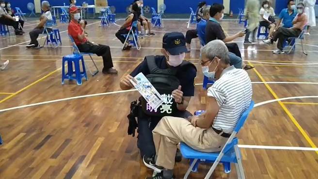 清水警分局今日前進快打站宣導交通安全，讓等待打疫苗的長者覺得不無聊。（清水警分局提供／陳淑娥台中傳真）