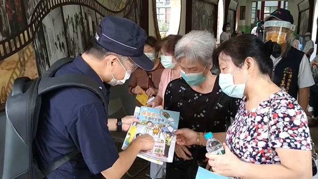 清水警分局今日前進快打站宣導交通安全，讓等待打疫苗的長者覺得不無聊。（清水警分局提供／陳淑娥台中傳真）