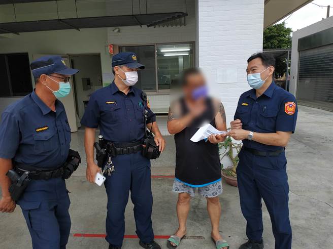 员警运用国语言文宣，向移工宣导台湾防疫规定。（读者提供／张毓翎台南传真）