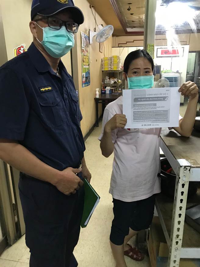 员警运用国语言文宣，向移工宣导台湾防疫规定。（读者提供／张毓翎台南传真）