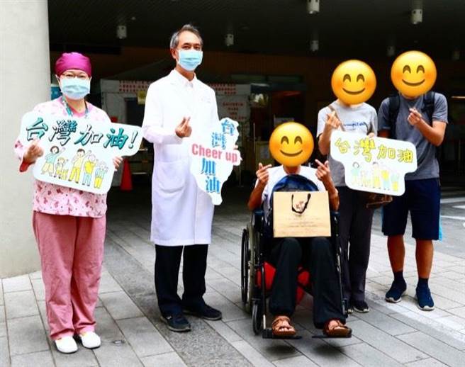 院長項正川(右2)致贈禮品給阿正(中間)祝賀康復出院及合照（三重聯合醫院提供／戴上容新北傳真）