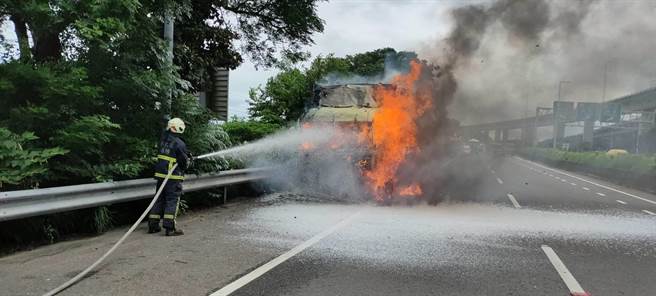 国道三号彰化和美交流道南下匝道口往线东路平面道路路段，发生联结车火烧车。消防队获报到场救援，迅速扑灭火势，除车头受损，后方载运矿泉水瓶也有部分遭受波及，所幸无人受困受伤。（彰化县消防局提供／谢琼云彰化传真）
