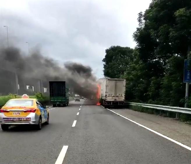 彰化和美线东路靠近交流道南下出口处火烧车，事故导致车流回堵塞到国道，国三和美南下路段车流中午过后才恢復畅通。（摘自彰化踢爆网／谢琼云彰化传真）