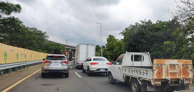 彰化和美线东路靠近交流道南下出口处火烧车，事故导致车流回堵塞到国道，国三和美南下路段车流中午过后才恢復畅通。（摘自彰化踢爆网／谢琼云彰化传真）