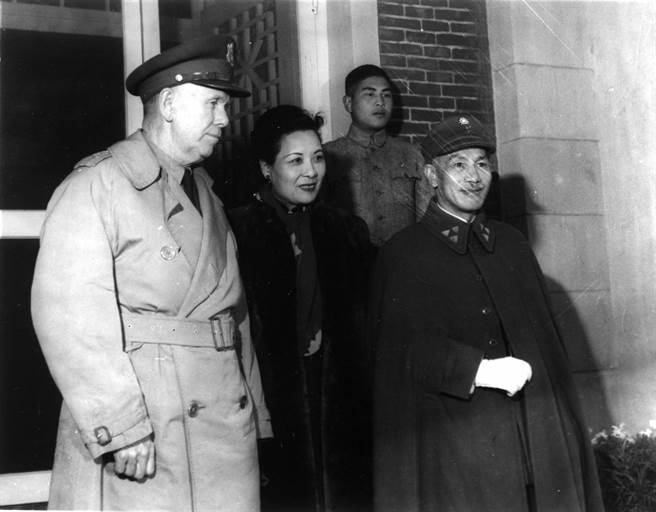 1945年，南京，馬歇爾（左起）、蔣宋美齡、蔣介石。（本報系資料照片）