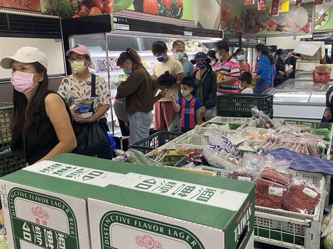 台东县兰屿乡客货船停航2周，物资一到超市造成民眾疯狂抢购。（民眾提供／蔡旻妤台东传真）