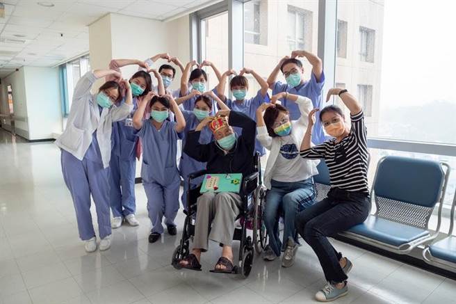 102岁的确诊患者康復出院，与医疗团队开心合影。（双和医院提供）