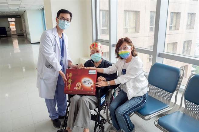 冯博皓代表院长致赠养生礼盒给张爷爷。（双和医院提供）