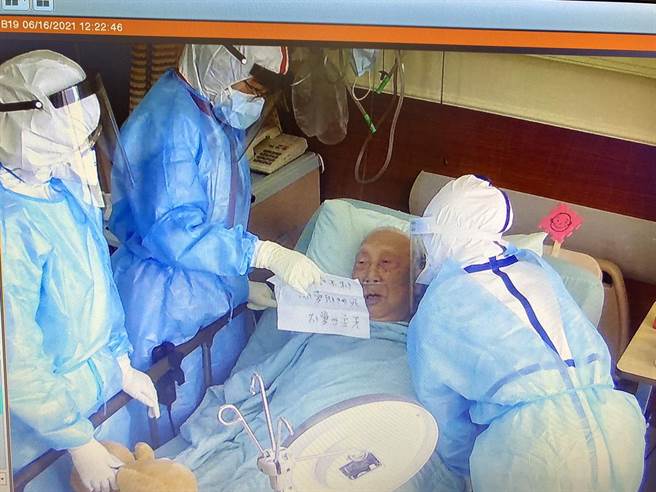 住院期间医护团队为张爷爷打气。（双和医院提供）