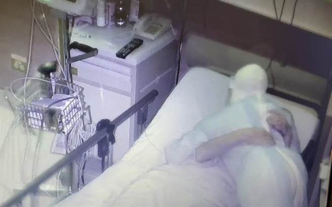 护理师给张爷爷温暖拥抱。（双和医院提供）