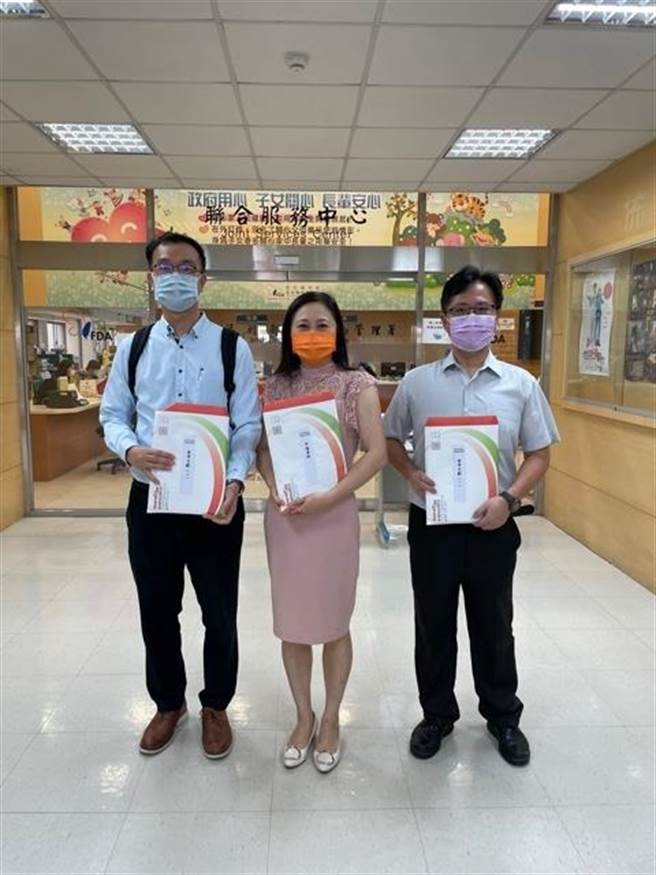 盛弘医药今向食药署递件申请500万剂BNT疫苗，中为执行长陈美孜。(盛弘医药提供)