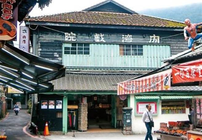 承租内湾戏院经营餐厅的业者，不敌疫情影响，决定收摊歇业。（翻摄照片）