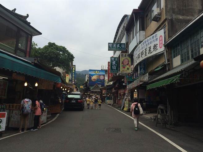 受到疫情影响，内湾老街几乎没有人潮。（庄旻静摄）